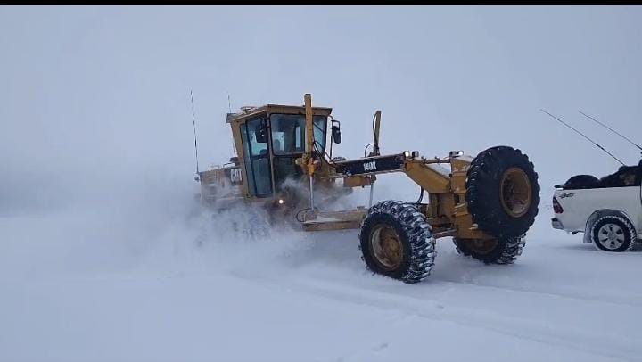 Vialidad Provincial lleva adelante tareas de despeje de nieve y distribución de sal en la Ruta Nacional N° 40