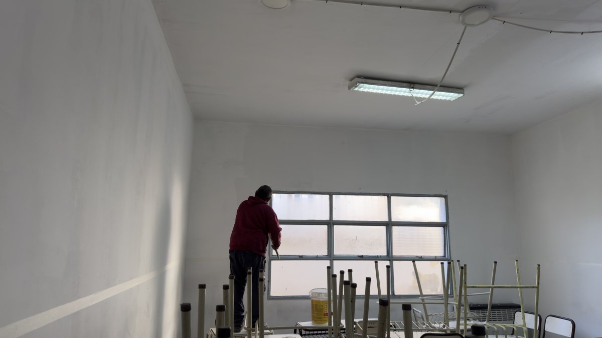 Educación avanza en el mantenimiento integral en las escuelas de Santa Cruz durante el receso invernal