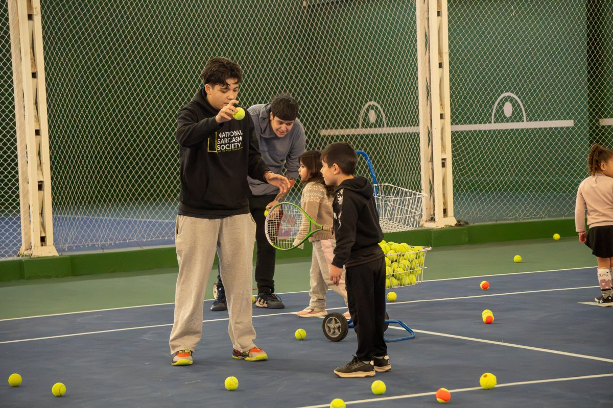 Con amplia convocatoria, se desarrollan las clases de tenis de EduActiva