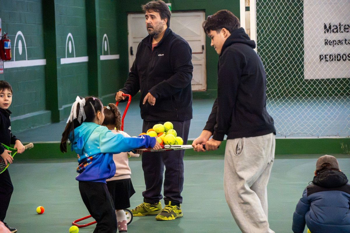 Con amplia convocatoria, se desarrollan las clases de tenis de EduActiva