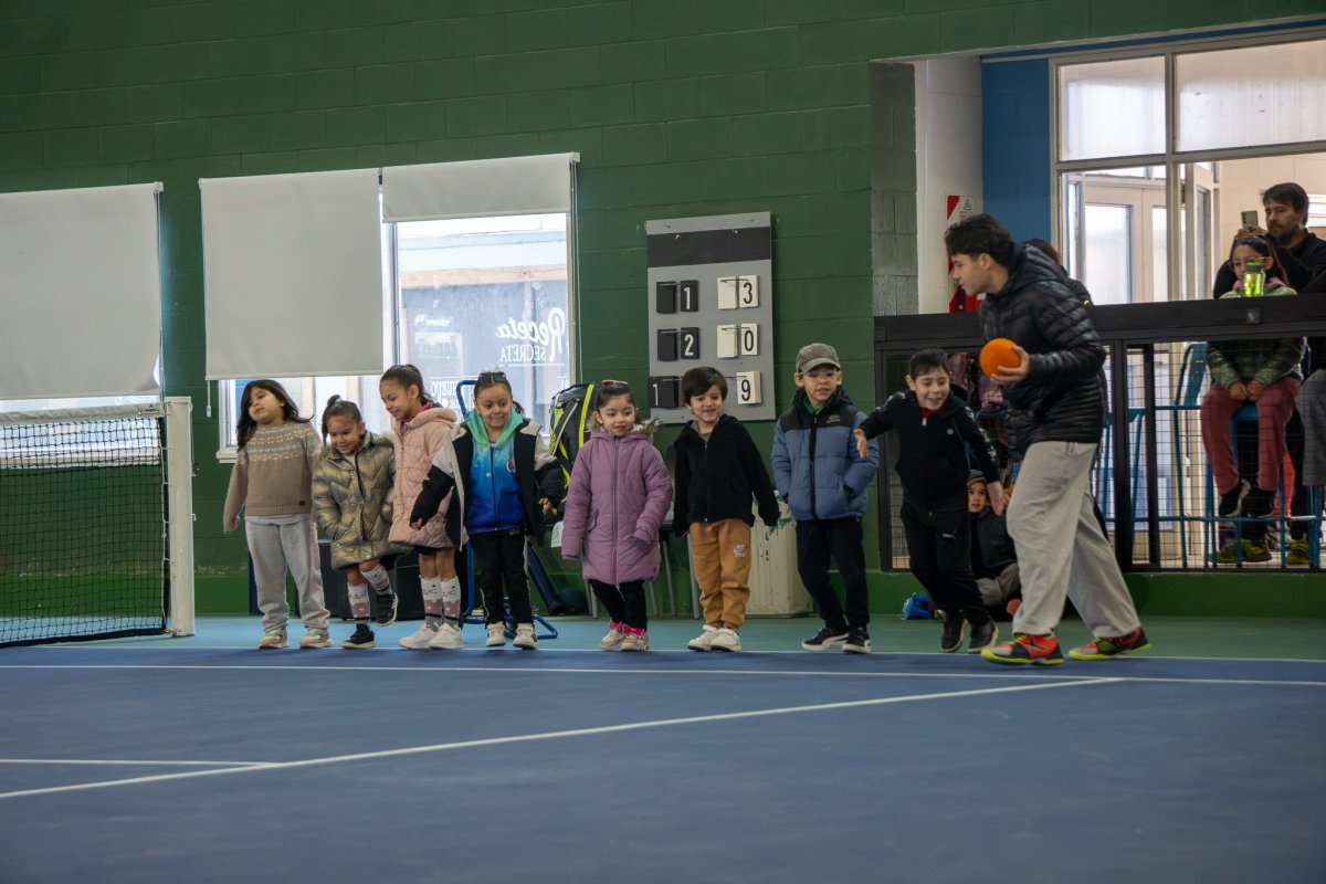 Con amplia convocatoria, se desarrollan las clases de tenis de EduActiva