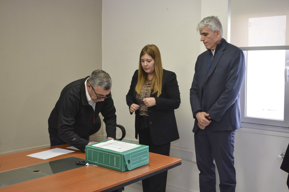 Firma del acta ante la escribana Mayor de Gobierno.