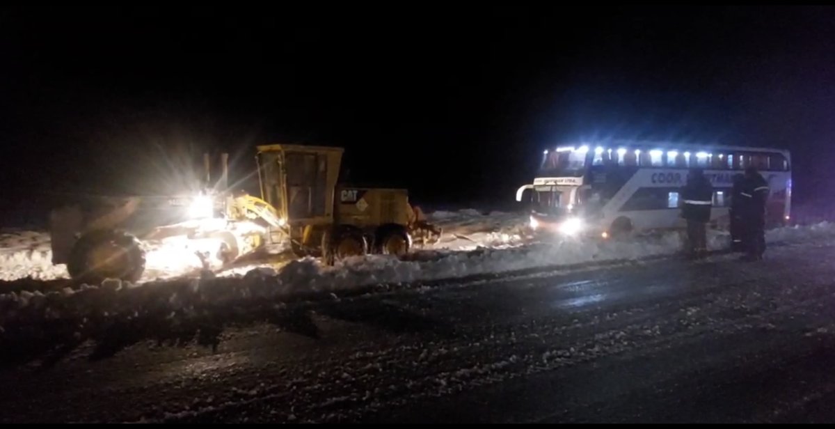 Vialidad Provincial intensifica el despeje de rutas y la asistencia ante el temporal de nieve