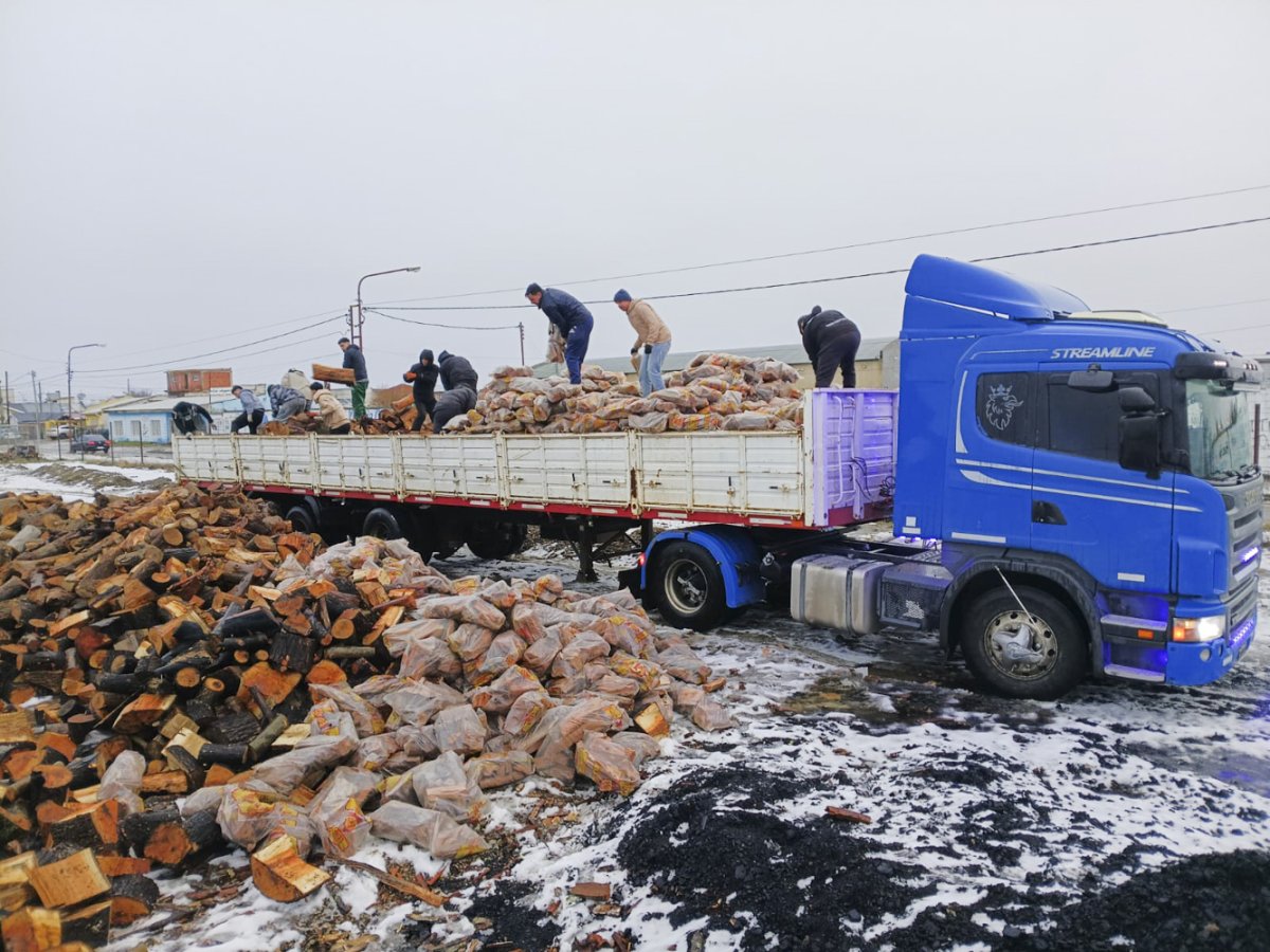 Continúa la logística de leña y el acompañamiento integral a familias de Río Gallegos