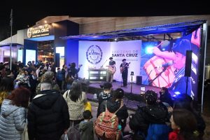 Cala Gallardo llevó el cancionero santacruceño al escenario de la Expo Rural de Palermo
