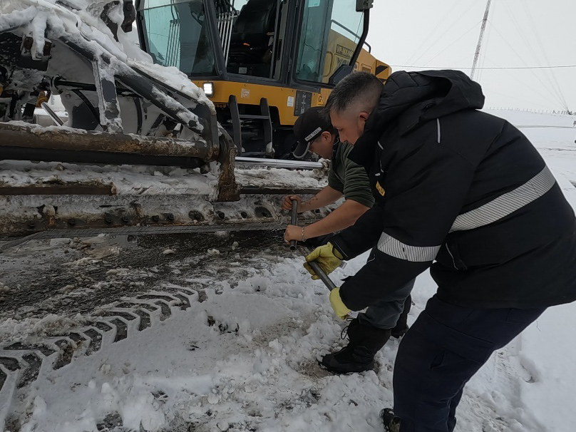 Distrito Vial El Calafate continúa con las tareas de despeje de nieve sobre la Ruta Nacional N.º 40