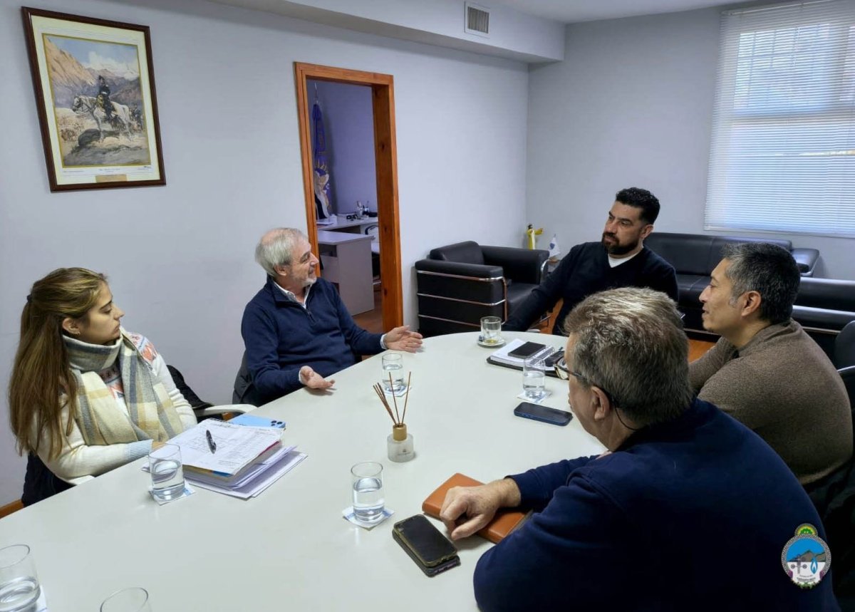 Berasaluce junto al presidente de la Comisión de Fomento de Cañadón Seco, Gabriel Galarza