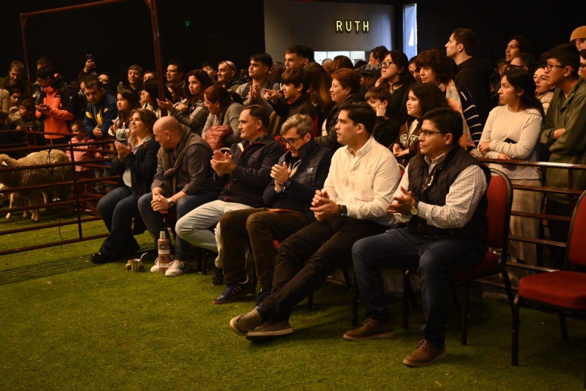 El gobernador en la muestra de esquila.