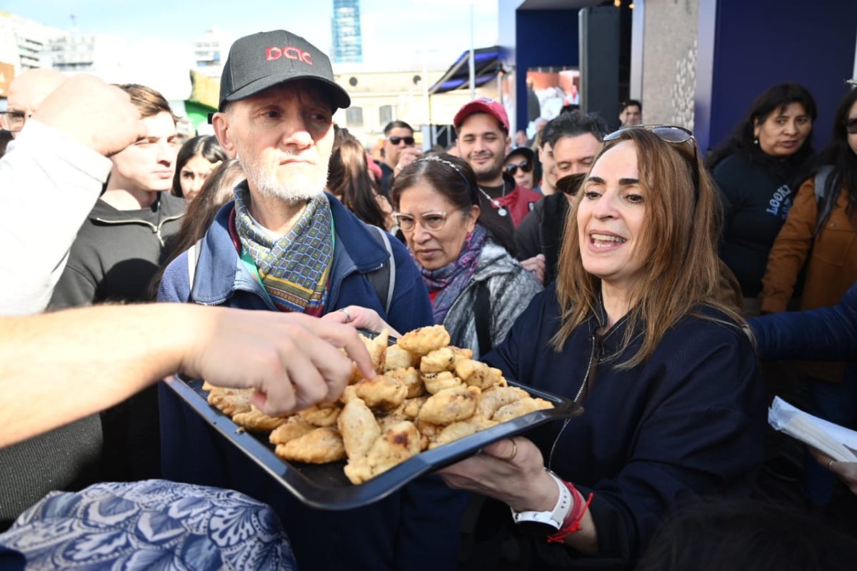Desgustación en el stand de Santa Cruz.