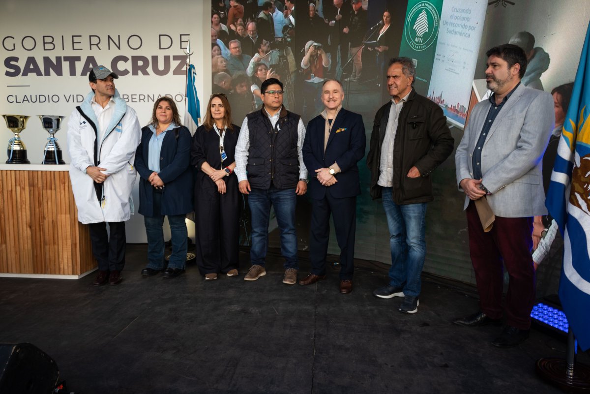 Autoridades nacionales y provinciales en el stand de Santa Cruz.