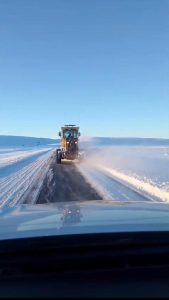 Distrito Vial Perito Moreno realiza despeje de nieve sobre la Ruta Nacional N° 40