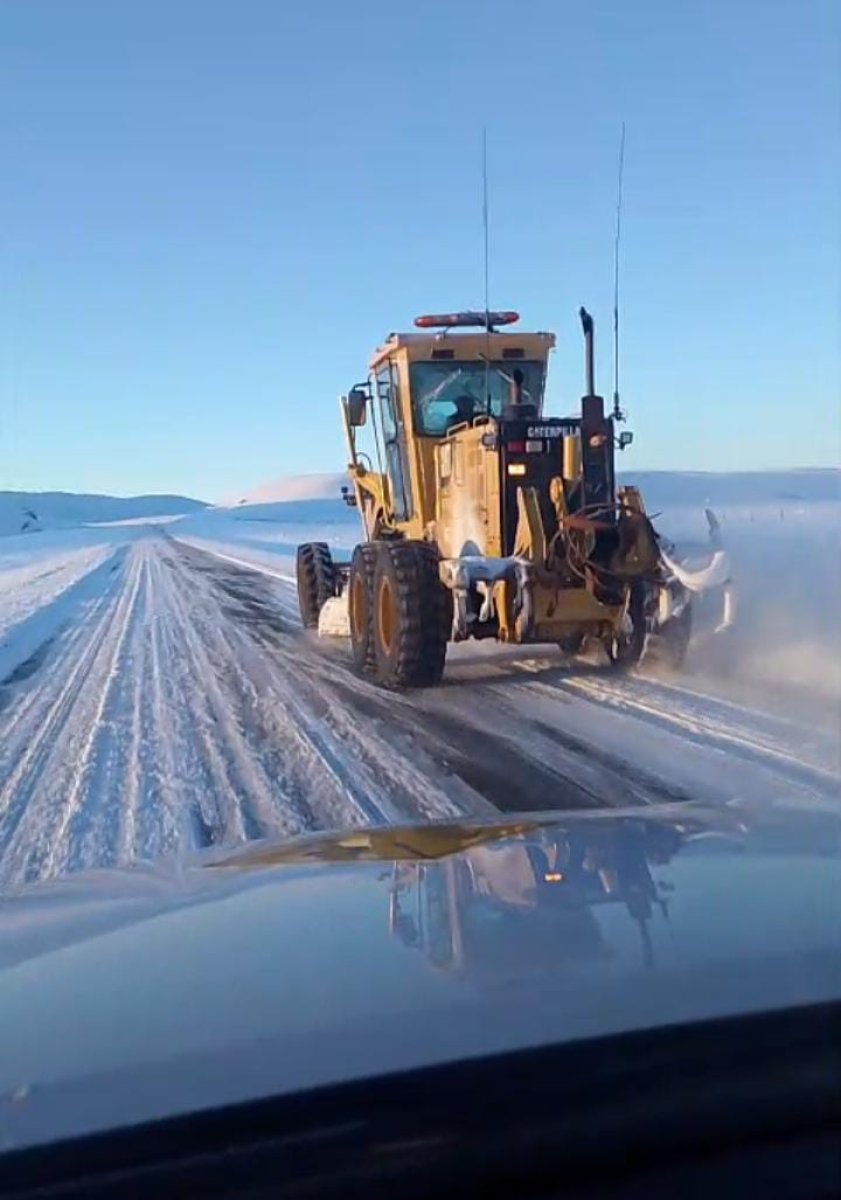 Distrito Vial Perito Moreno realiza despeje de nieve sobre la Ruta Nacional N° 40