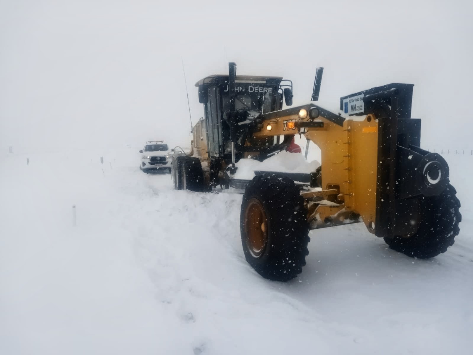Distrito Vial Perito Moreno realiza despeje de nieve sobre la Ruta Nacional N° 40