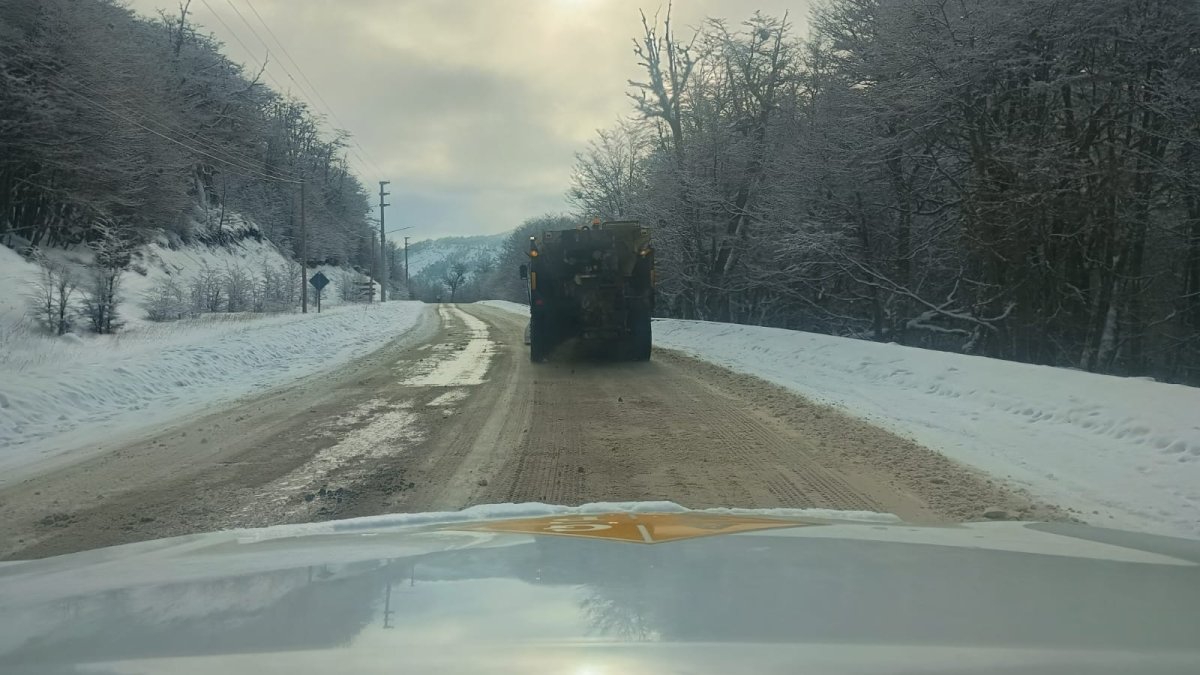 Vialidad Provincial realizó labores de despeje de nieve y distribución de sal