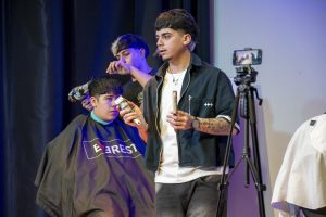 La Subsecretaría de Juventudes realizó el tercer Seminario de Barbería con una amplia convocatoria