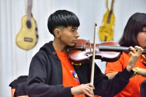 Música, orgullo e identidad: La Orquesta Pu Kara y el Coro Re Si hicieron vibrar a Río Turbio con su Concierto de Invierno