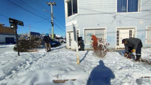 Las Heras: trabajo articulado de los entes provinciales para asistir a la comunidad durante el temporal de nieve