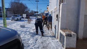 Las Heras: trabajo articulado de los entes provinciales para asistir a la comunidad durante el temporal de nieve