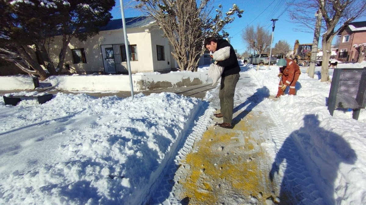 Las Heras: trabajo articulado de los entes provinciales para asistir a la comunidad durante el temporal de nieve