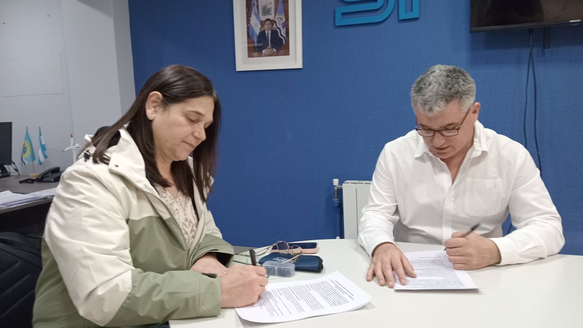 SPSE y la Comisión de Fomento de Tres Lagos firmaron un convenio para fortalecer los servicios públicos y la infraestructura
