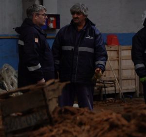 El Gobierno Provincial llevó asistencia a familias de Caleta Olivia con un nuevo operativo de entrega de leña