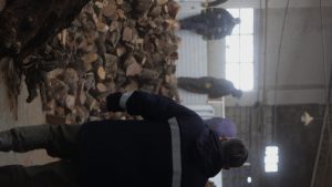 El Gobierno Provincial llevó asistencia a familias de Caleta Olivia con un nuevo operativo de entrega de leña