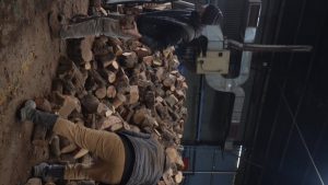 El Gobierno Provincial llevó asistencia a familias de Caleta Olivia con un nuevo operativo de entrega de leña