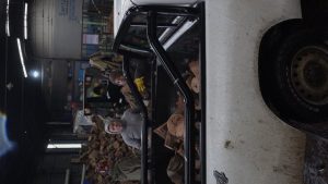 El Gobierno Provincial llevó asistencia a familias de Caleta Olivia con un nuevo operativo de entrega de leña