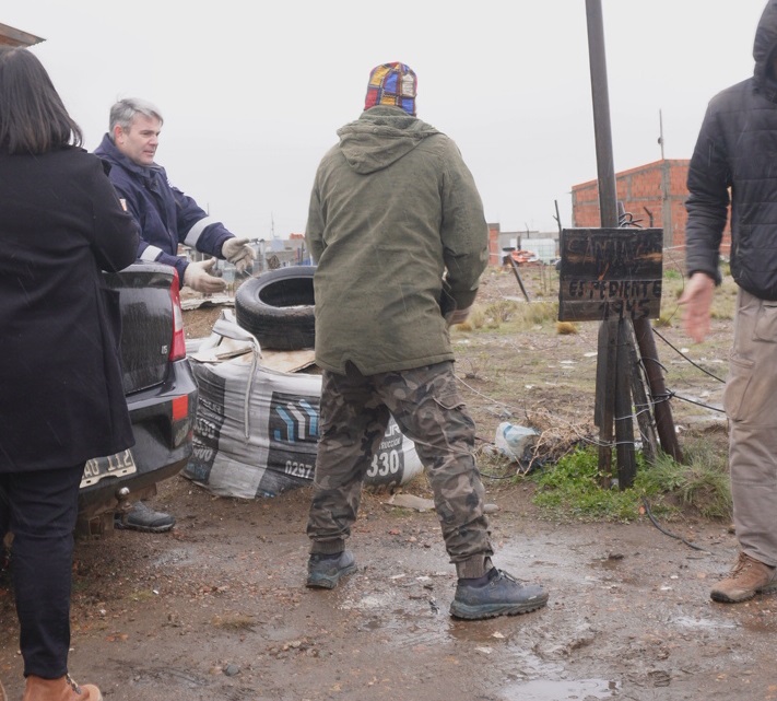 El Gobierno Provincial llevó asistencia a familias de Caleta Olivia con un nuevo operativo de entrega de leña