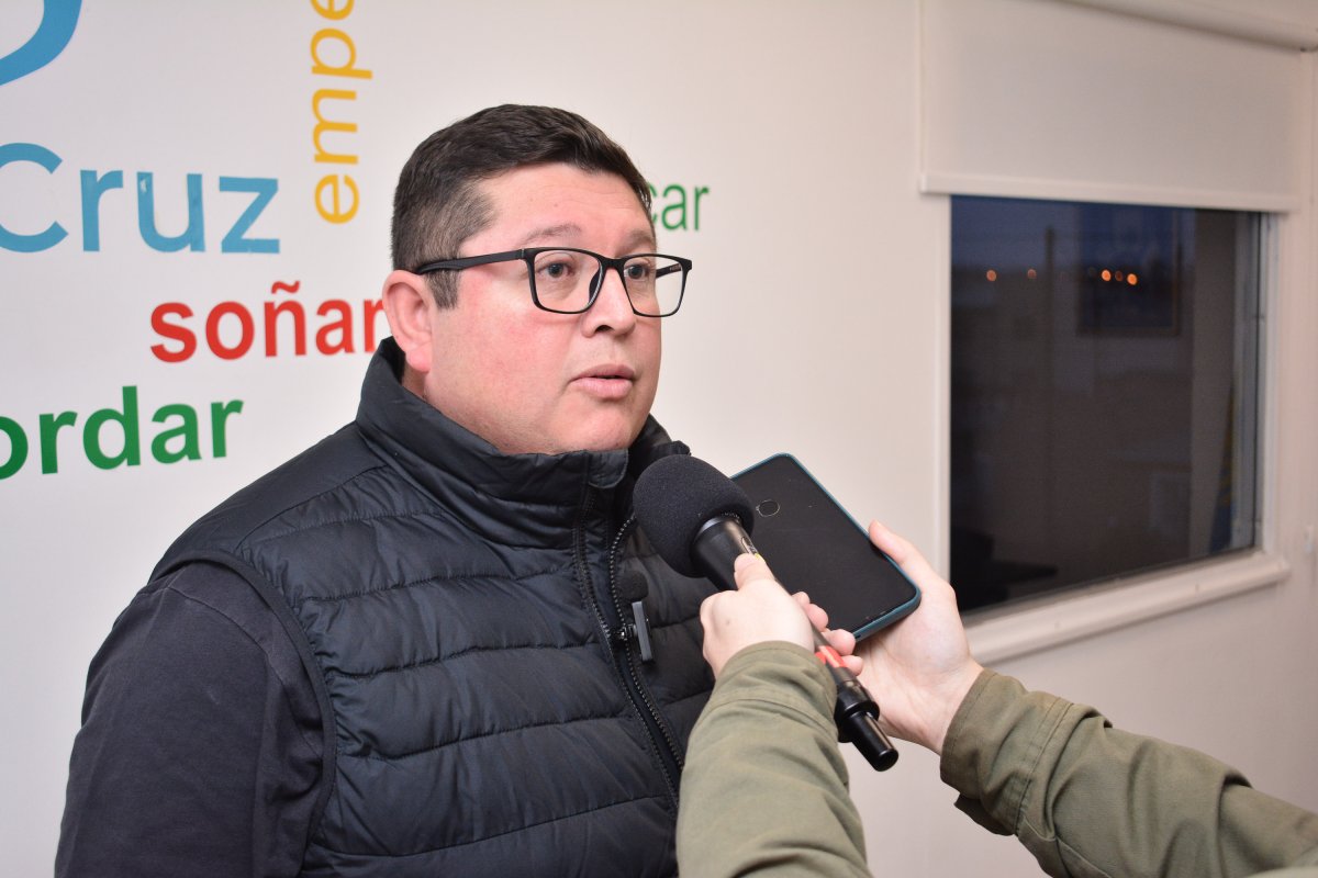 Provincia firmó un convenio con el Club Lago Argentino para la entrega de materiales de construcción