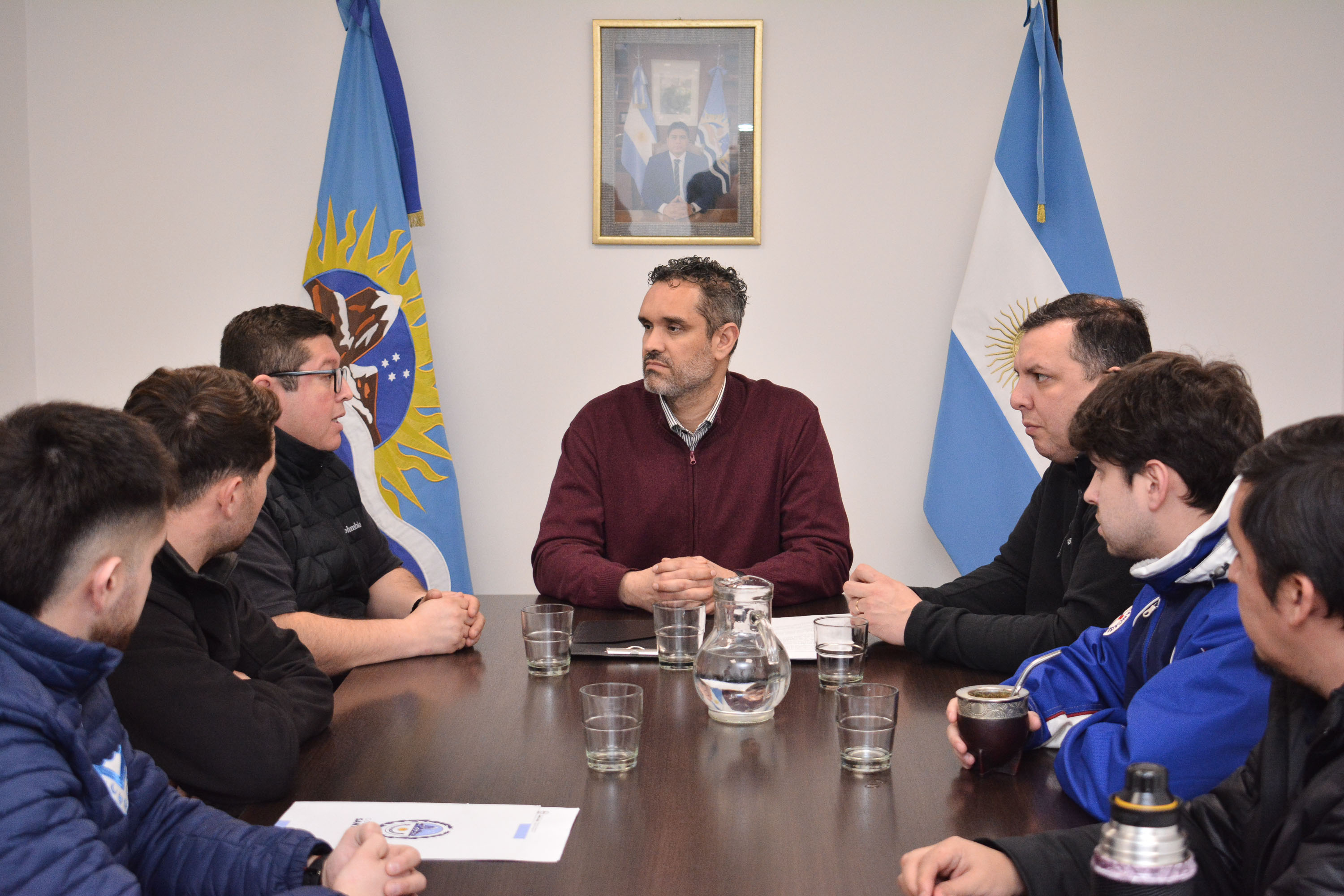 Provincia firmó un convenio con el Club Lago Argentino para la entrega de materiales de construcción