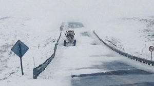 Vialidad Provincial continúa realizando tareas de despeje de nieve para garantizar la transitabilidad en las rutas de Santa Cruz