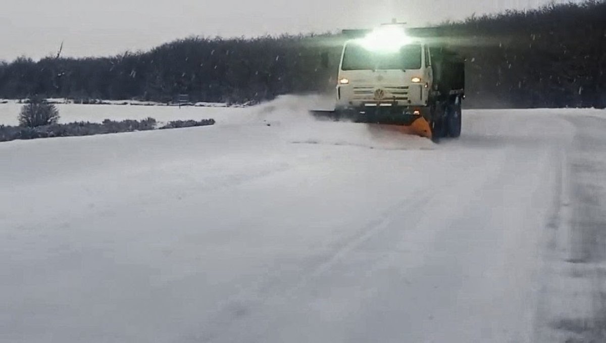 Vialidad Provincial continúa realizando tareas de despeje de nieve para garantizar la transitabilidad en las rutas de Santa Cruz