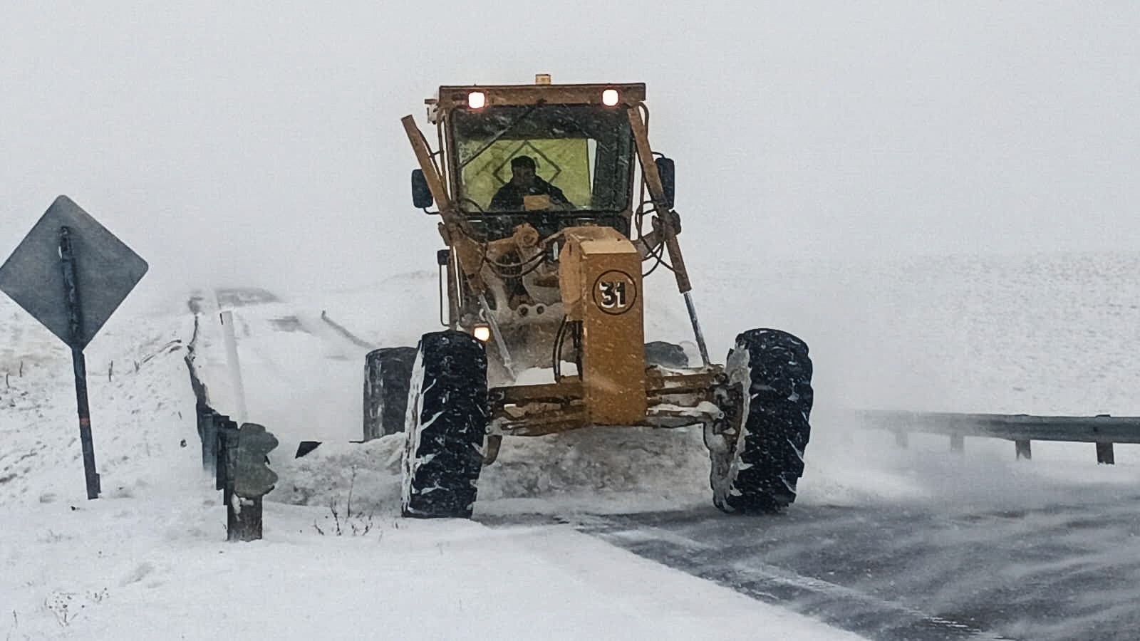 Vialidad Provincial continúa realizando tareas de despeje de nieve para garantizar la transitabilidad en las rutas de Santa Cruz