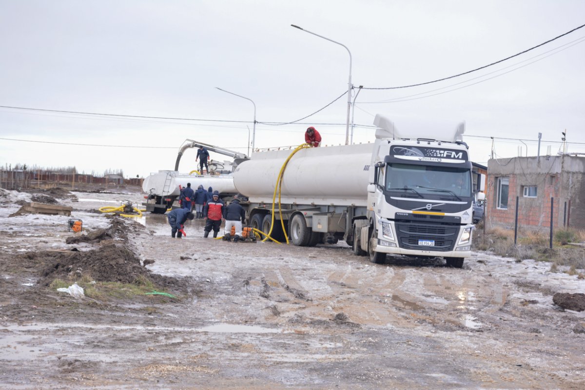El Gobierno de Santa Cruz sostiene un operativo integral para asistir a las familias afectadas por la contingencia climática