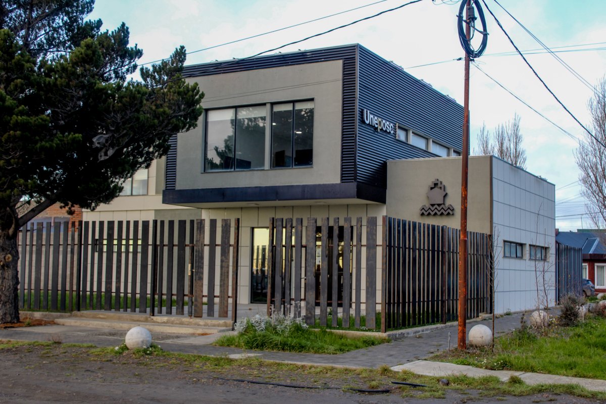La sede central de UnEPoSC está ubicada en la Av. Costanera Almirante Brown, en Río Gallegos.