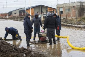 Las lluvias no frenan el operativo: el Gobierno de Santa Cruz sostiene la asistencia a las familias afectadas