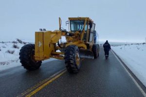 Vialidad Provincial despliega intensivos operativos de despeje y asistencia en las rutas de Santa Cruz