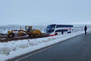 Vialidad Provincial despliega intensivos operativos de despeje y asistencia en las rutas de Santa Cruz