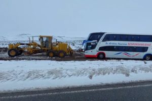 Vialidad Provincial despliega intensivos operativos de despeje y asistencia en las rutas de Santa Cruz