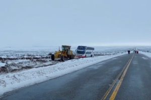 Vialidad Provincial despliega intensivos operativos de despeje y asistencia en las rutas de Santa Cruz