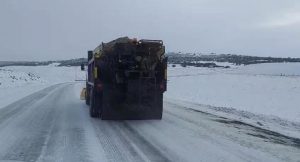 Vialidad Provincial intensifica su trabajo de despeje de nieve y distribución de sal en las rutas de Santa Cruz 