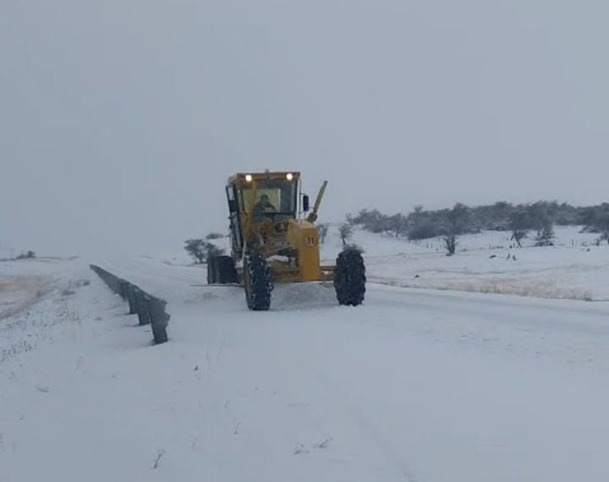 Vialidad Provincial intensifica su trabajo de despeje de nieve y distribución de sal en las rutas de Santa Cruz