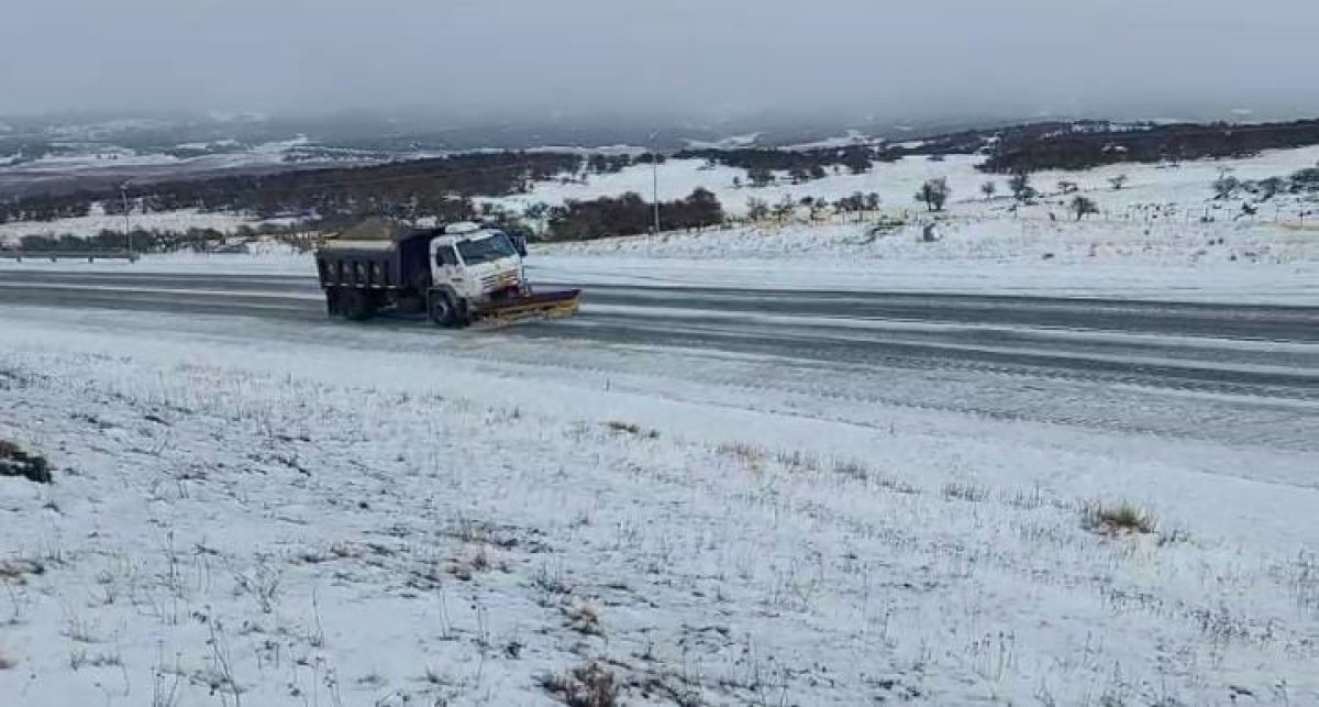 Vialidad Provincial intensifica su trabajo de despeje de nieve y distribución de sal en las rutas de Santa Cruz
