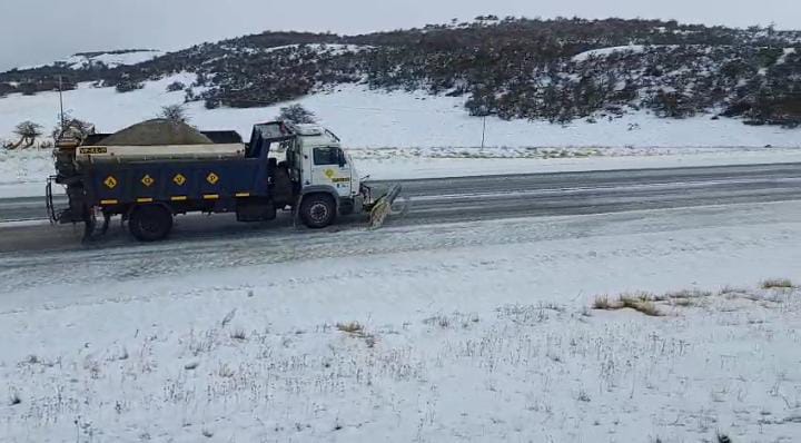 Vialidad Provincial intensifica su trabajo de despeje de nieve y distribución de sal en las rutas de Santa Cruz