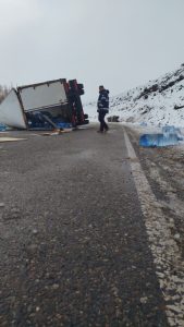Vialidad Provincial asistió a un camión de reparto tras un vuelco en la Ruta Provincial Nº 43