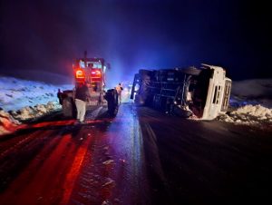 Vialidad Provincial asistió a un camión de reparto tras un vuelco en la Ruta Provincial Nº 43
