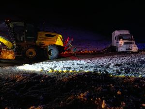 Vialidad Provincial asistió a un camión de reparto tras un vuelco en la Ruta Provincial Nº 43