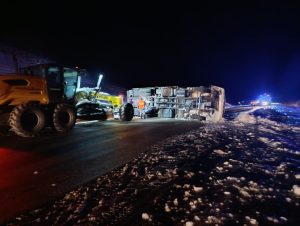 Vialidad Provincial asistió a un camión de reparto tras un vuelco en la Ruta Provincial Nº 43