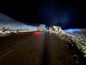 Vialidad Provincial asistió a un camión de reparto tras un vuelco en la Ruta Provincial Nº 43